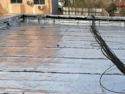 邢台卫生间漏水维修公司分享下邢台屋面楼顶防水刚性防水层施工要点。